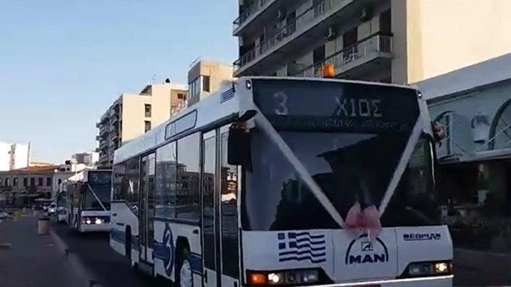 Χίος: Με λεωφορείο έφτασε η νύφη στην εκκλησία (βίντεο)